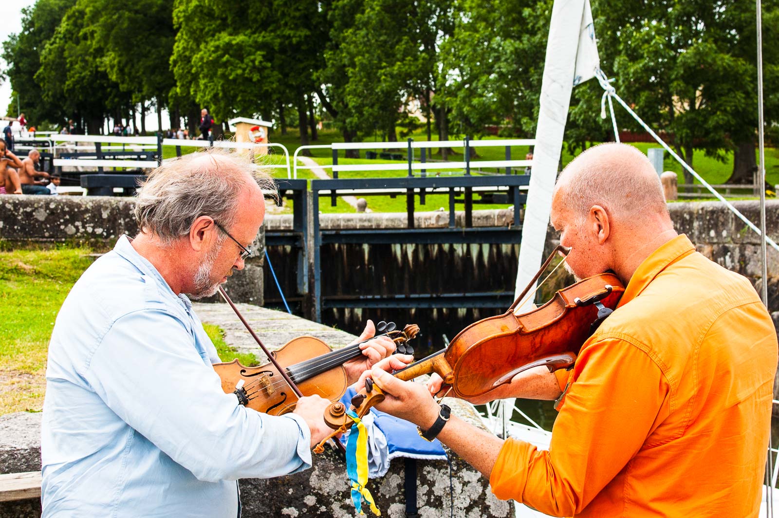 Zweedse zeilers spelen viool voor de Carl Johan Sluis, Götakanaal